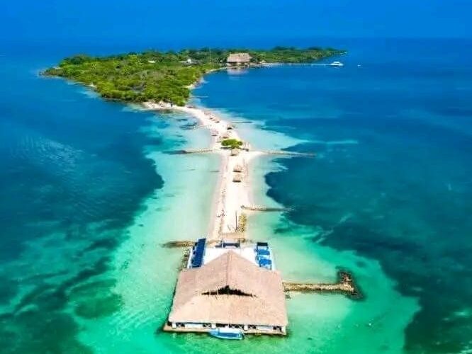 Dia de Sol en las Islas Tintipan, Mukura y Santa Cruz del Islote Conoce los 3 tesosros del archipielago de San Bernardo las 3 islas mas populares y pobladas , mukura conocida por sus aguas cristalinas y sus deliciosas especialidades culinarias , Tintipan la isla mas grande y para muchos la mas bella, hay una arenga común de la región que dice que "todo el mundo tiene que ir por lo menos una vez a Tintipan" y la tercera la inconturnable Santa cruz del Islote la isla con la mayor densidad de población del planeta.